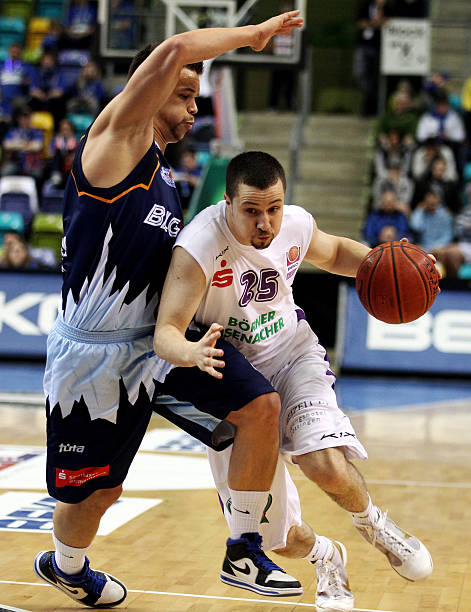 记者：中国俱乐部正在谈租借戈亚斯26岁中卫卢卡